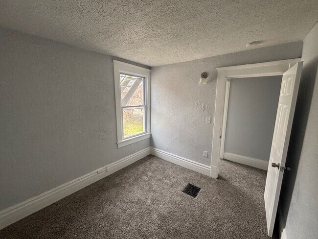 Building Photo - Charming 7-Bedroom Property in Prime Location