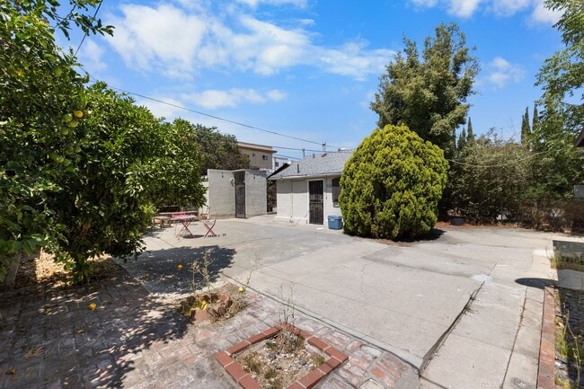Building Photo - This spacious 1 bedroom, 1 bathroom apartm...