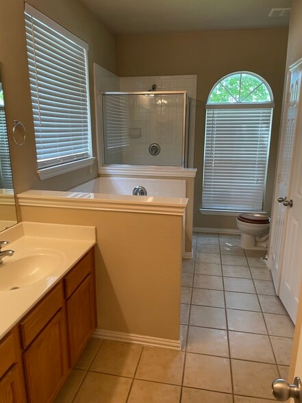 Master Bath - 1046 Elm Dr