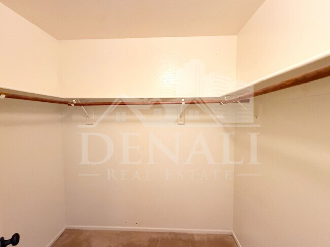 Building Photo - 11810 W Sunnyside Dr