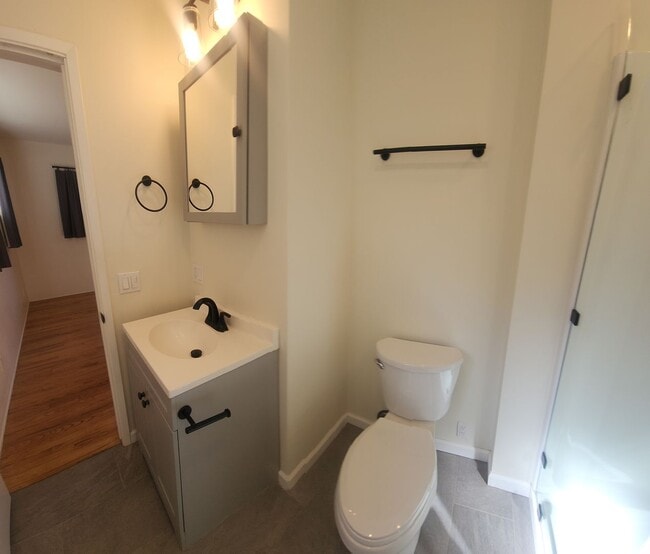 Building Photo - Well maintained 5 bedroom 2 bath with garage