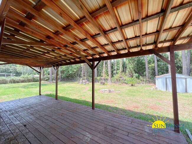 Building Photo - Beautiful 3 bedroom home that is centrally...