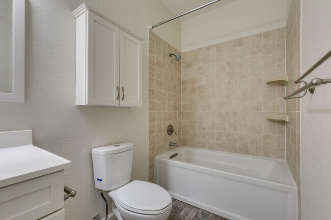Building Photo - Beautifully updated 3-bedroom home offerin...