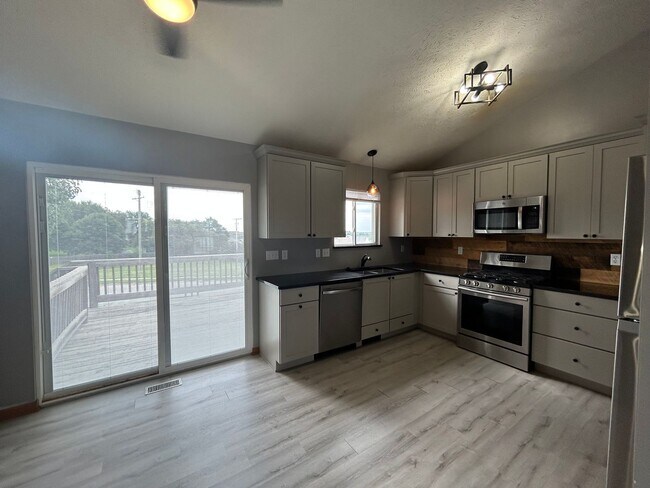 Building Photo - Home For Rent Bellevue.