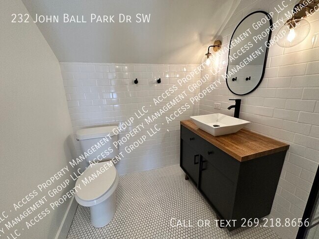 Building Photo - 232 John Ball Park Dr SW