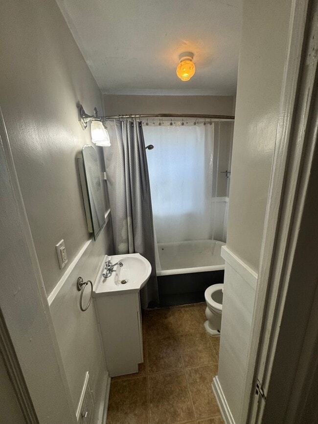 Building Photo - 3 bedroom/ 1.5 bath house Furnished