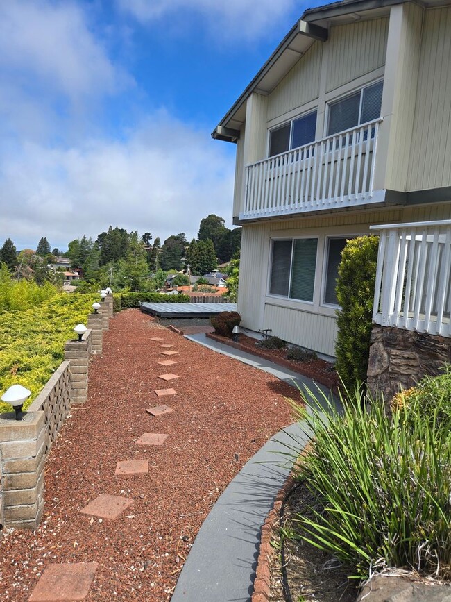 Building Photo - Tri-level Single Family Home