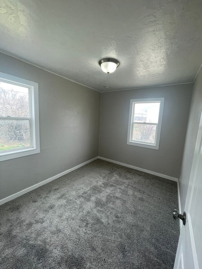 Building Photo - Cozy 2-Bedroom with Modern Updates