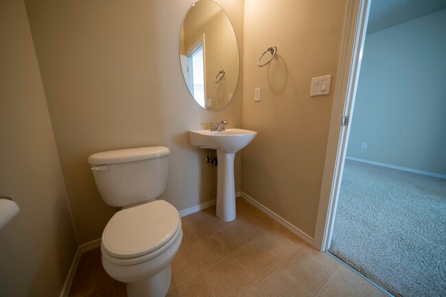 Main floor half bath - 4828 SE Teakwood St