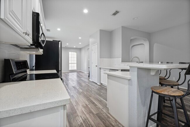 Building Photo - 421 Livingstone Ln