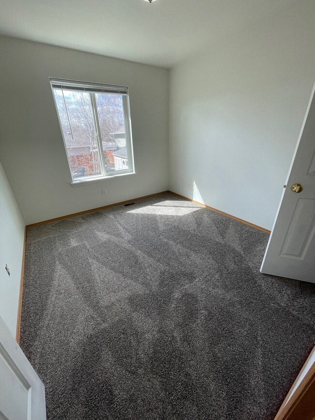 Building Photo - 425 W Shore Dr