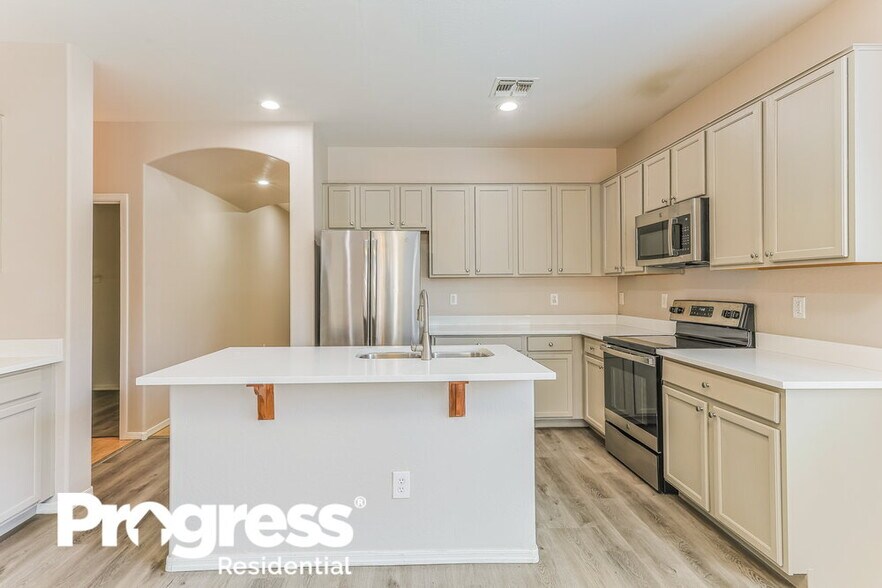 Building Photo - 7905 S 73rd Ln