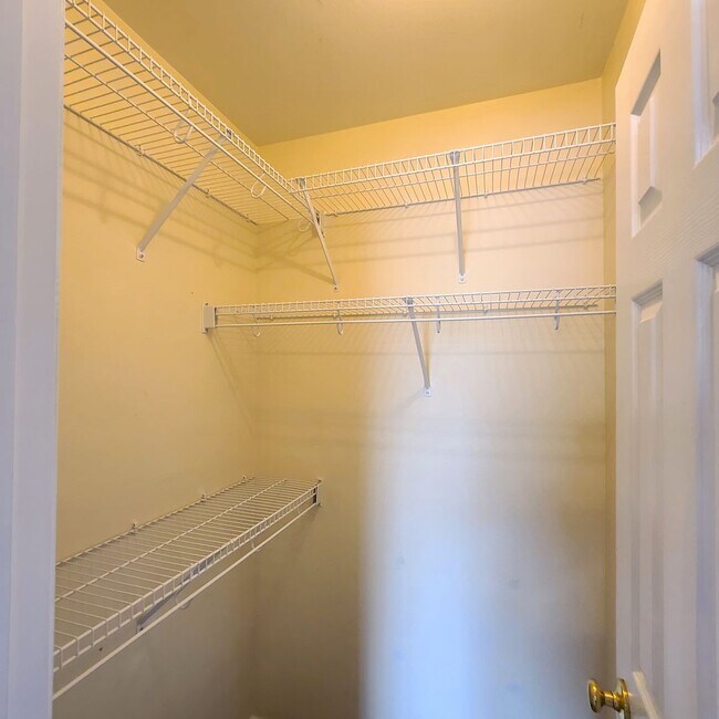 Building Photo - Beautiful home in Briargate Fairfax - D20 - ready to move in NOW!