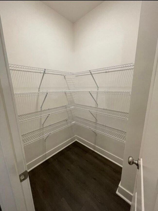 Building Photo - Beautiful end unit townhouse in the Townes...
