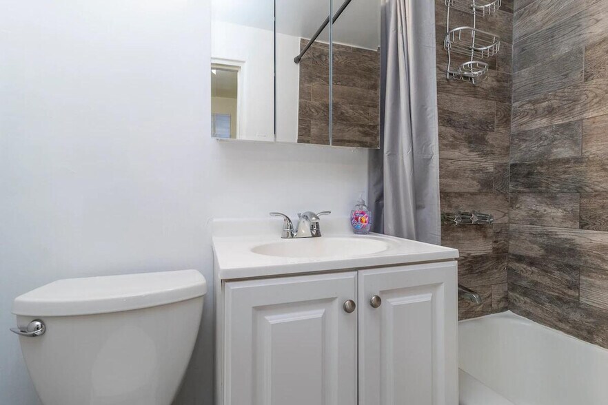 Building Photo - 300 E 82nd St