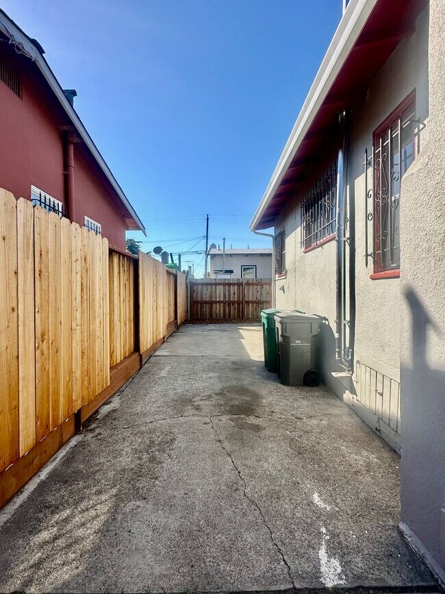 Building Photo - Charming single family home available for ...