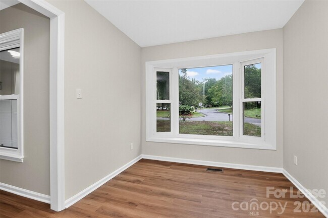 Building Photo - 11122 5 Cedars Rd