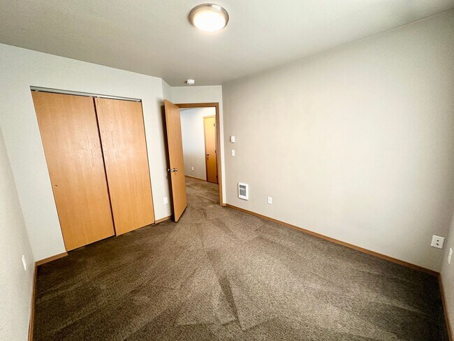 Building Photo - Updated Townhouse in Ellenbsurg