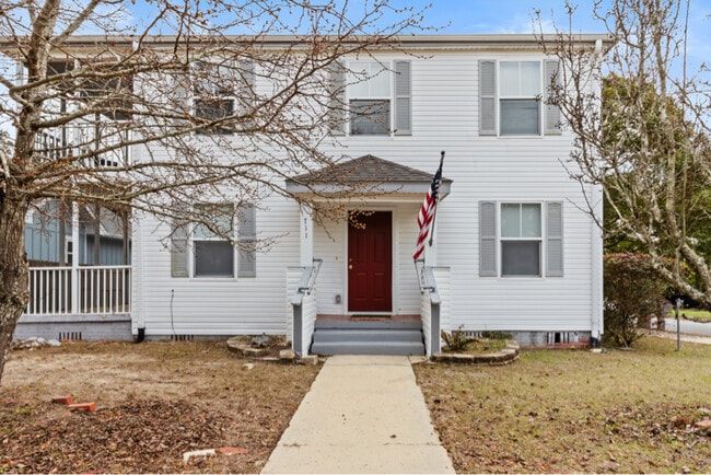 Building Photo - 711 W Blount St