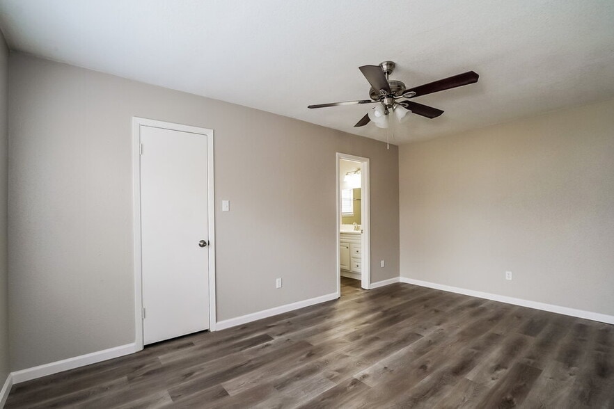 Building Photo - 16311 Alametos Dr