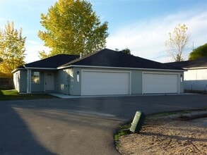 Building Photo - Super Private & Great Location