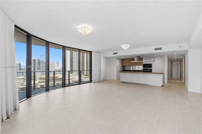 Building Photo - 1000 Brickell Plaza