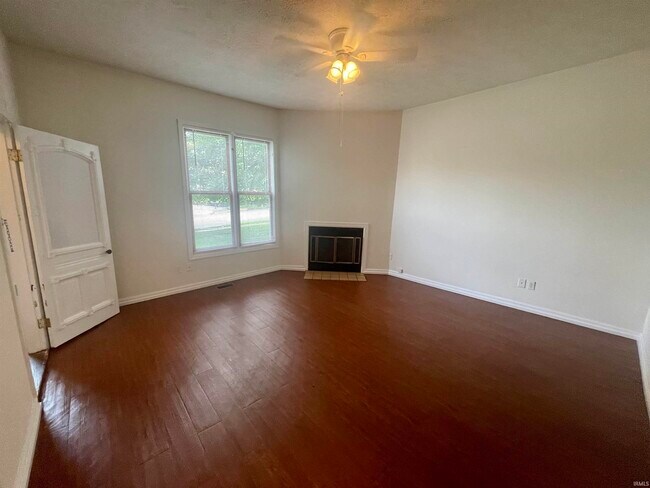 Building Photo - 200 E 2nd St