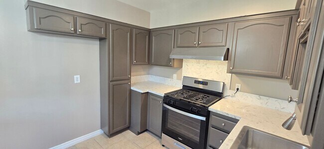 Building Photo - 405 S Kroeger St