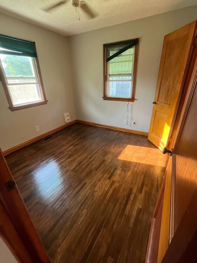 Building Photo - $895 - 2 bed 1 bath - Single Family Home