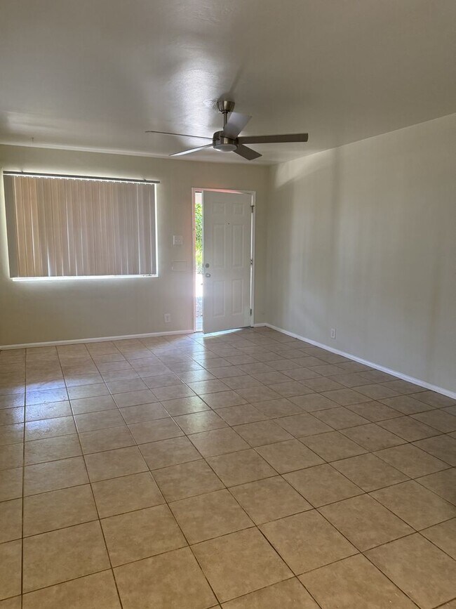 Building Photo - 2718 E Glenrosa Ave