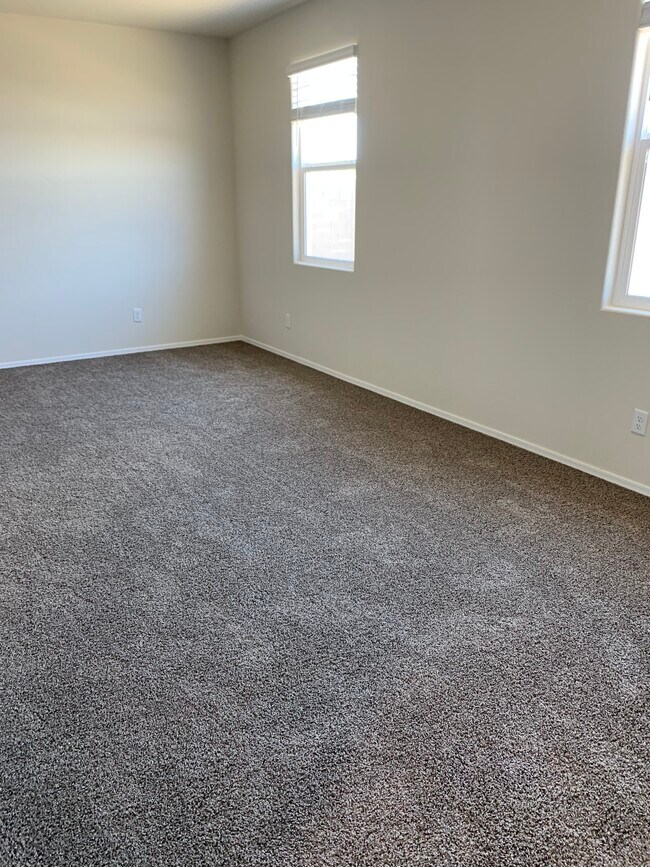 Building Photo - 1025 W Falls Canyon Dr