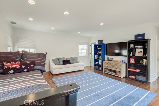 Building Photo - 333 3rd St