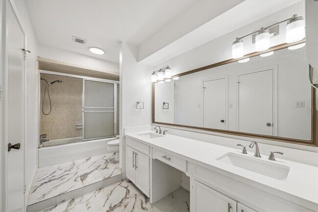 Building Photo - 7806 Rollingbrook Dr