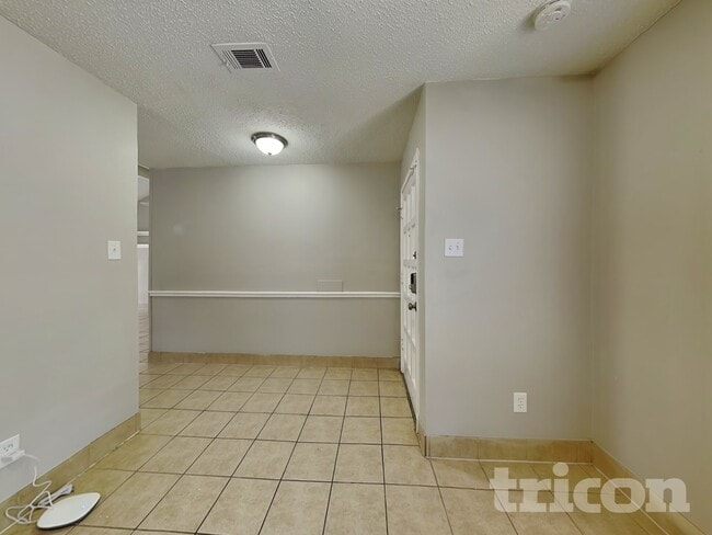 Building Photo - 2014 Briar Ridge Dr