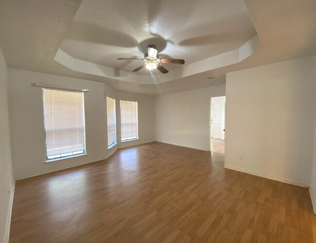 Building Photo - 1303 Falcon Trl