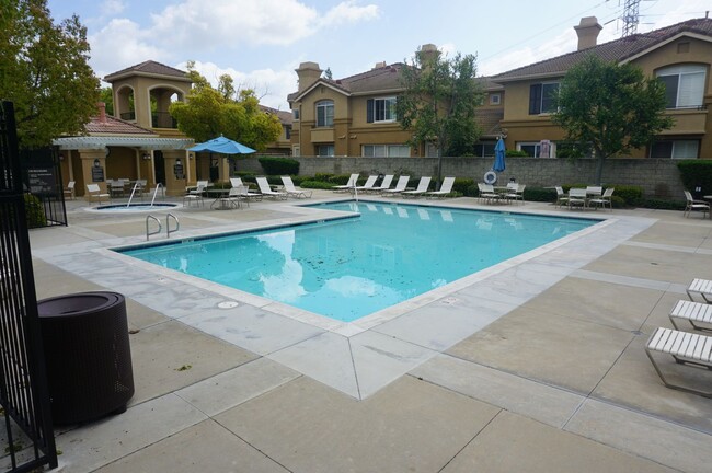 Building Photo - Charming Upper End Unit 2 Bed 2 Bath Condo
