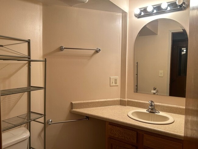 Building Photo - Very spacious 4 bedroom, 2 bath home in Kickapoo Schools! This will go fast!