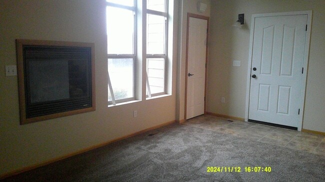 Building Photo - MOVE IN SPECIAL!! Spacious 3 bed 2.5 bath townhouse