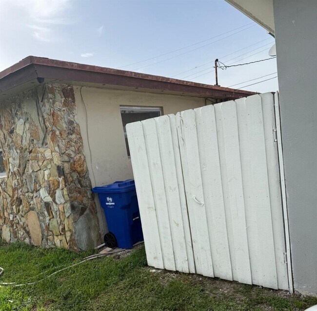 Building Photo - 6633 Coconut Dr