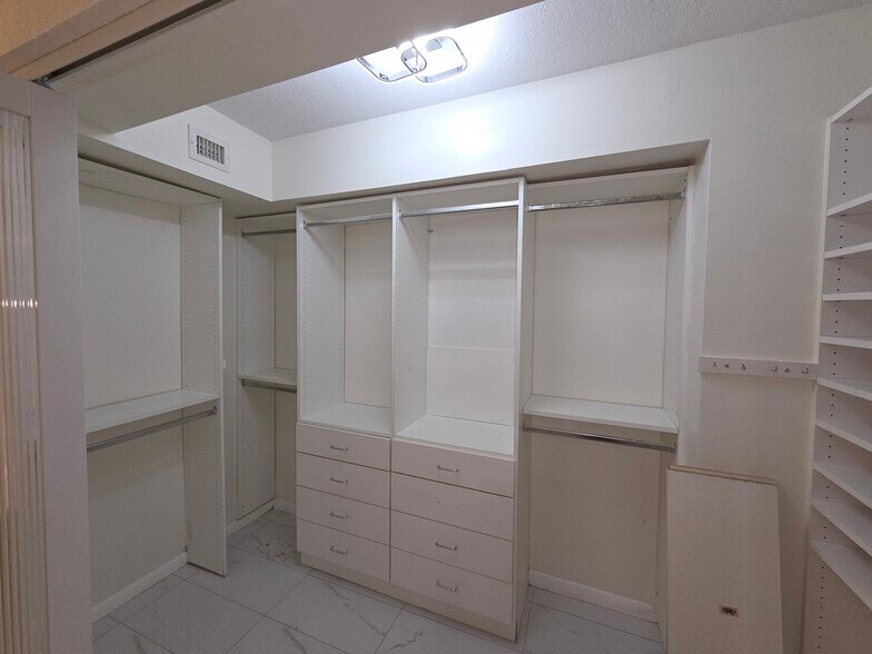 Building Photo - 5305 Buckhead Cir