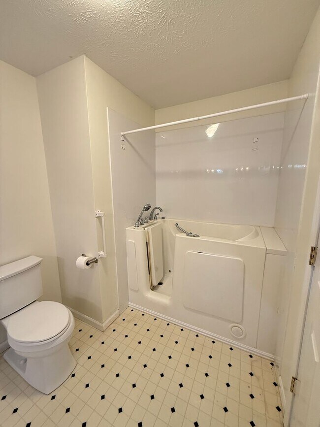 Building Photo - Spacious 3-Bedroom Home with Sunroom and Attached 2-Car Garage in Manchester, MI