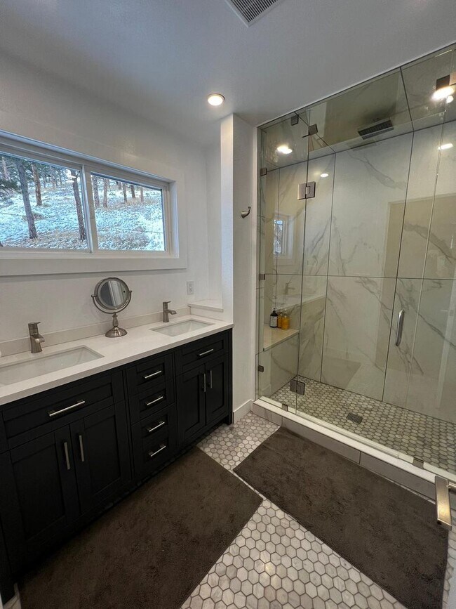 Building Photo - Spacious 4-bedroom + study home; Includes Hot tub and Pool Table - Avail. Now!