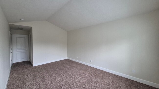 Building Photo - 3 Bedroom 2.5 Bath Town-Home in Gresham ne...