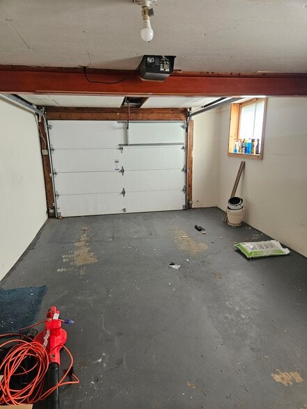 one car garage - 59 Jeanette St