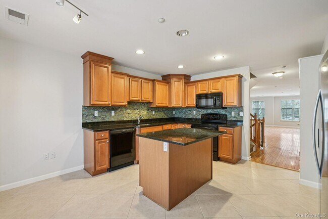 Building Photo - 10 Bridge Ln