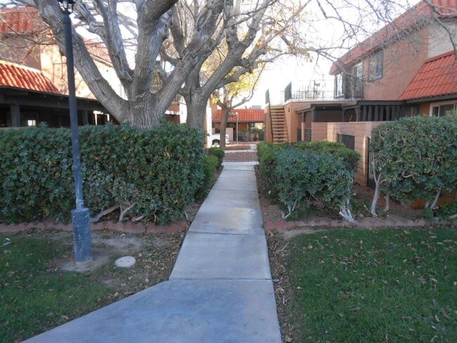 Building Photo - 2nd Floor 2 bedroom Condo Near 95/Torrey Pines