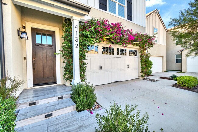 Building Photo - Light and bright 4 bedroom 3 bath beauty i...