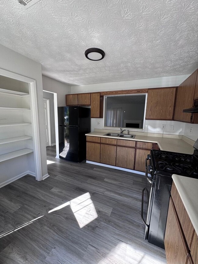 Building Photo - Modern 2-Bedroom Townhome Near Stone Mount...