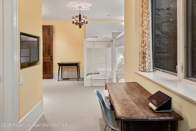 Building Photo - 304 S Garmisch St