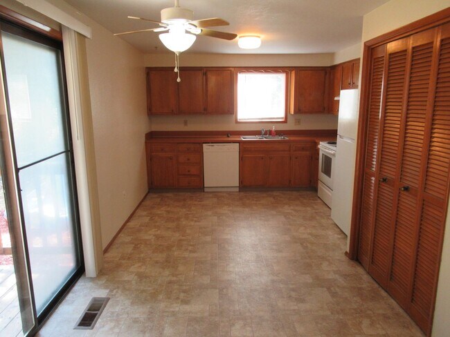 Building Photo - Large Two Bedroom w/ Garage